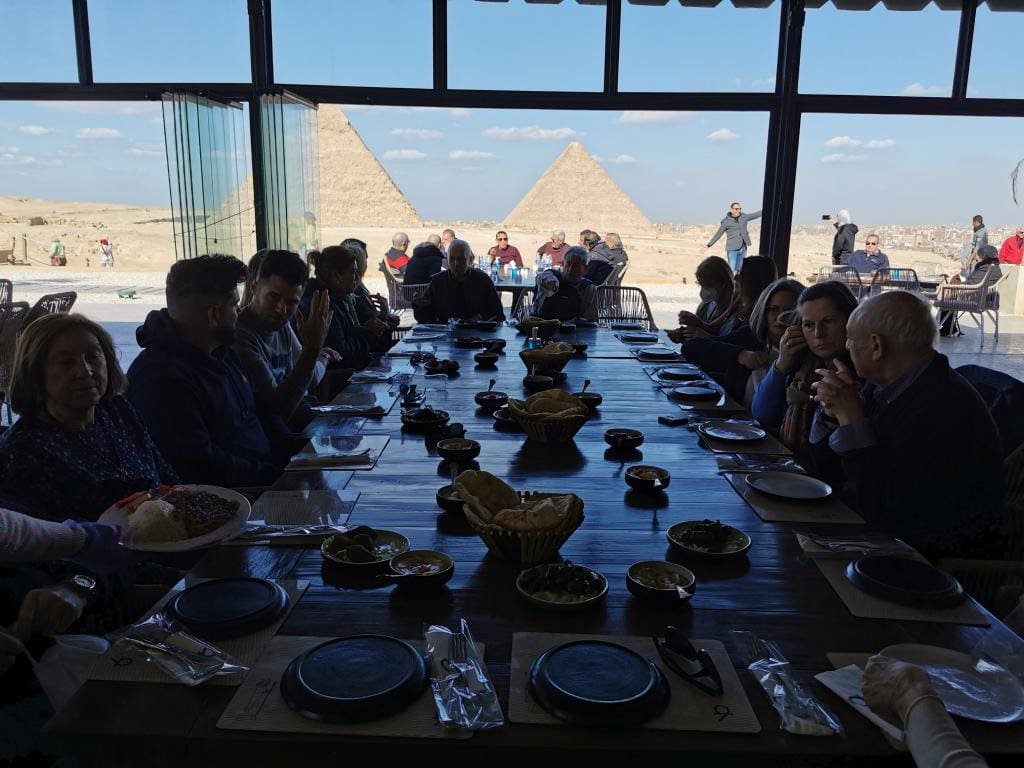 Próximos viajes a Egipto de Viajes Savitur. Restaurante frente a las pirámides de Giza